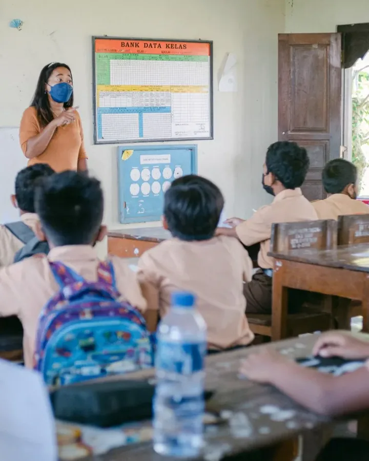Thầy cô chữa bài cho từng em